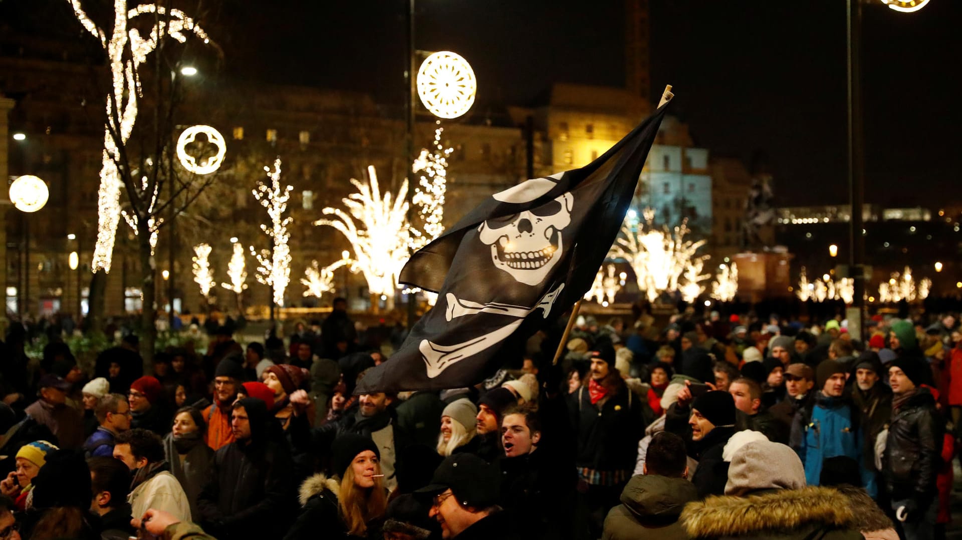 Menschen protestieren am Sonntag gegen das neue Arbeitsgesetz in Budapest: Am Montag setzen sich die Demonstrationen fort. Menschen protestieren am Sonntag gegen das neue Arbeitsgesetz in Budapest: Am Montag setzen sich die Demonstrationen fort.