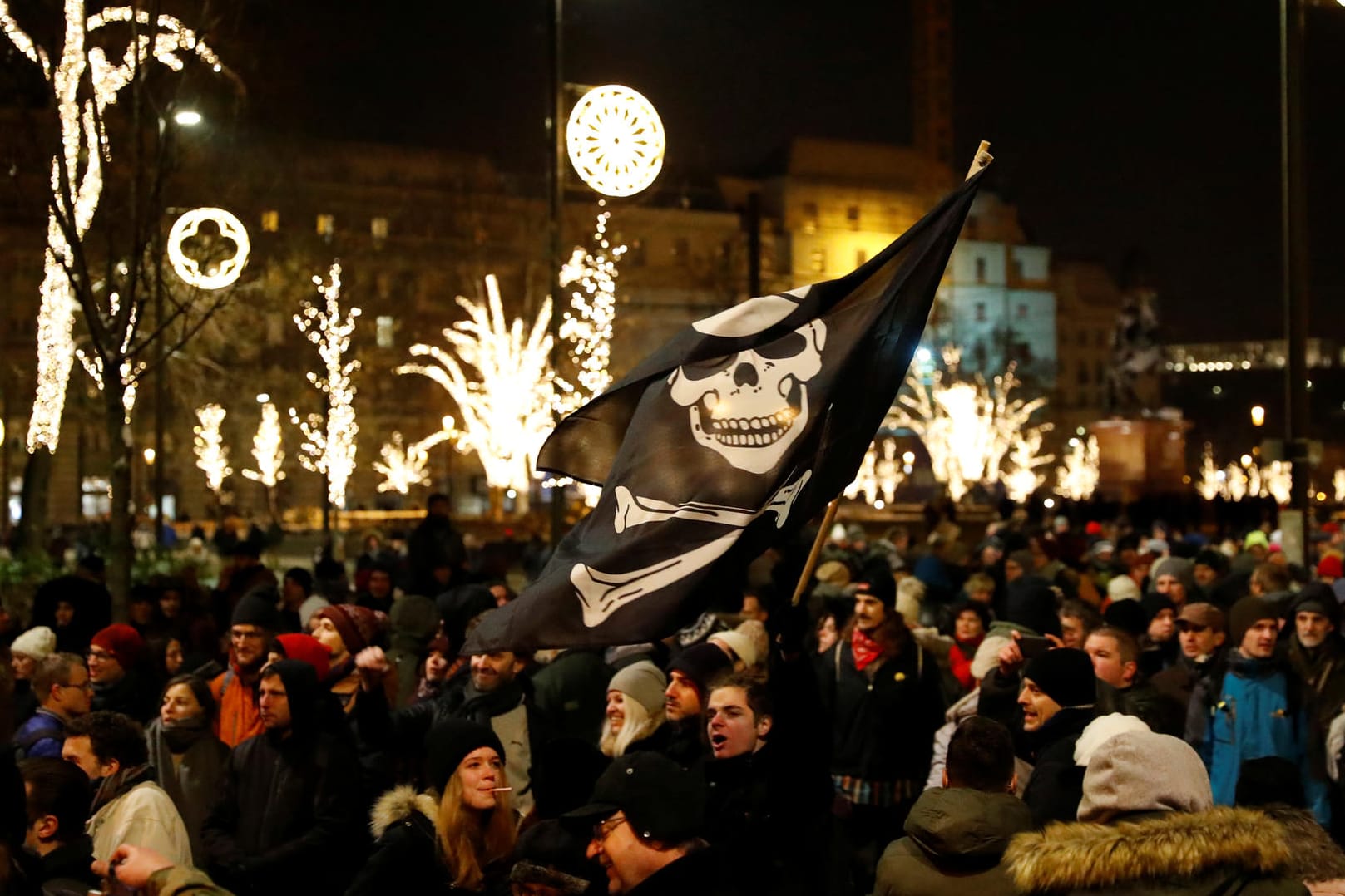 Menschen protestieren am Sonntag gegen das neue Arbeitsgesetz in Budapest: Am Montag setzen sich die Demonstrationen fort.