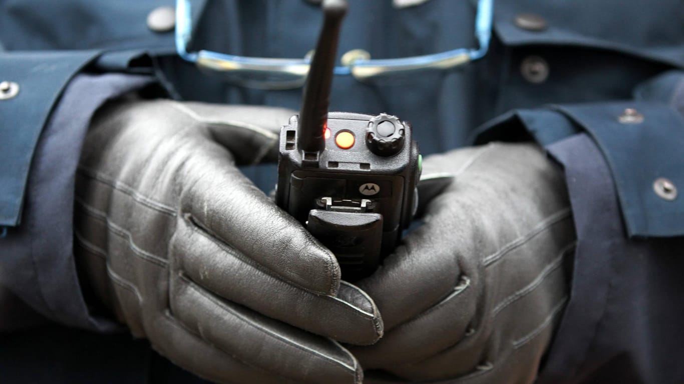 Polizist mit Funkgerät: Wer von der Polizei angerufen wird, sollte misstrauisch sein. (Symbolfoto)