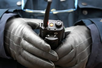 Polizist mit Funkgerät: Wer von der Polizei angerufen wird, sollte misstrauisch sein. (Symbolfoto)