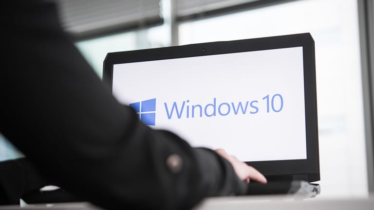 Windows-10-Schriftzug auf einem Rechner: Mithilfe der Datenträgerbereinigung können Nutzer schnell Daten löschen.