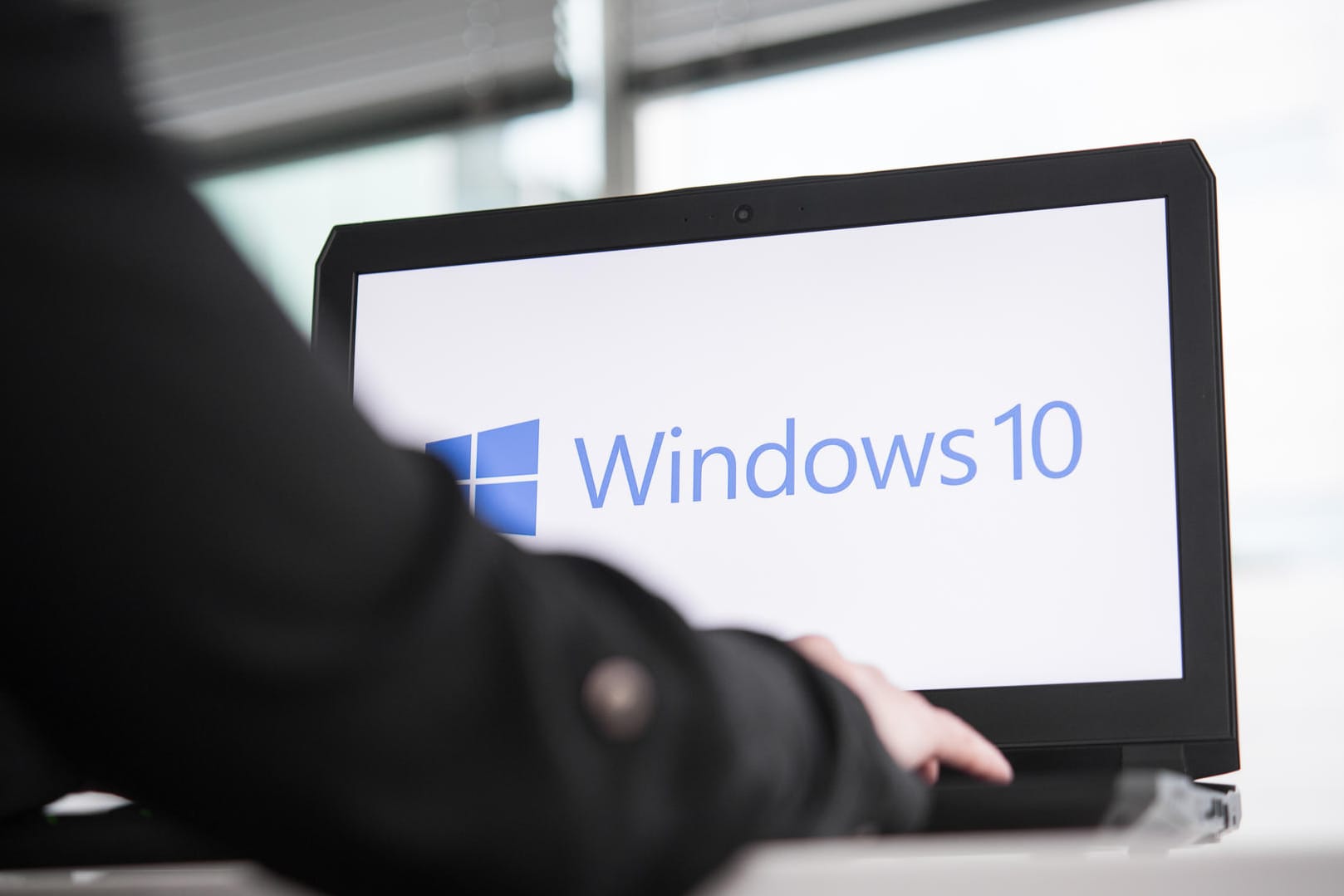 Windows-10-Schriftzug auf einem Rechner: Mithilfe der Datenträgerbereinigung können Nutzer schnell Daten löschen.