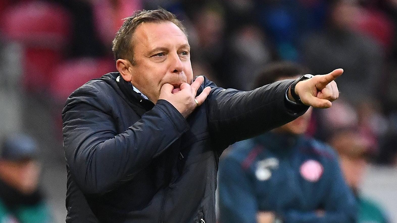 Hannover-Trainer André Breitenreiter in Aktion: Den 96-Spielern droht offenbar eine Streichung des Weihnachtsurlaubs.