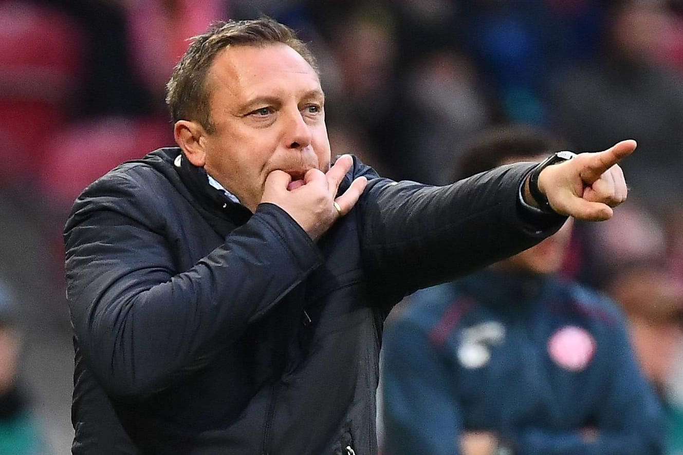 Hannover-Trainer André Breitenreiter in Aktion: Den 96-Spielern droht offenbar eine Streichung des Weihnachtsurlaubs.