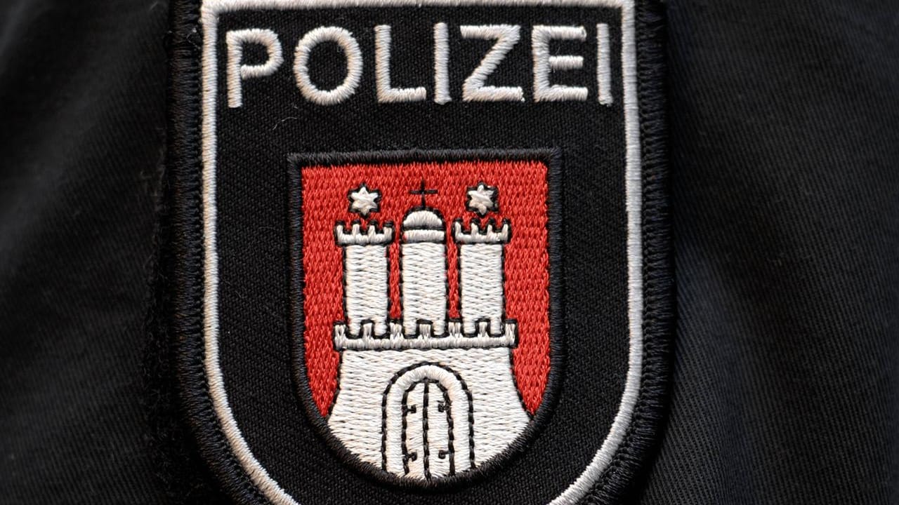 Hamburger Polizeiwappen: Ein Mann wurde mit 5,5 Promille festgenommen. (Symbolbild) Hamburger Polizeiwappen: Ein Mann wurde mit 5,5 Promille festgenommen. (Symbolbild)