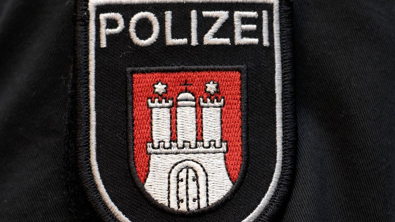 Hamburger Polizeiwappen: Ein Mann wurde mit 5,5 Promille festgenommen. (Symbolbild)