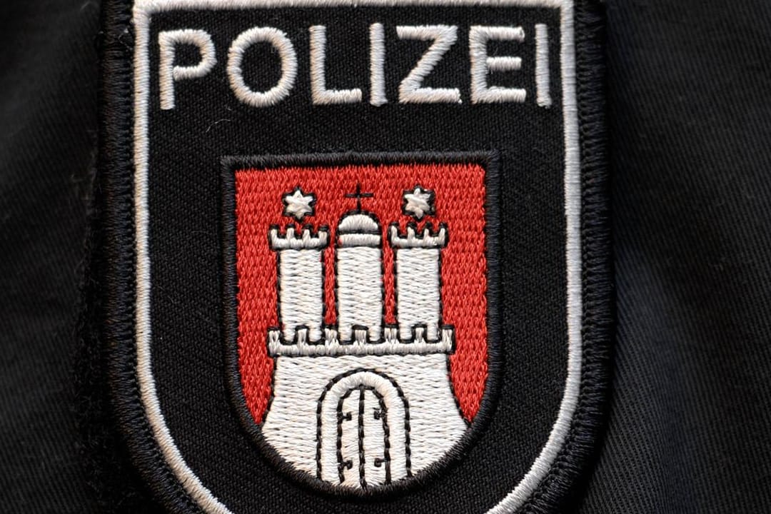 Hamburger Polizeiwappen: Ein Mann wurde mit 5,5 Promille festgenommen. (Symbolbild)