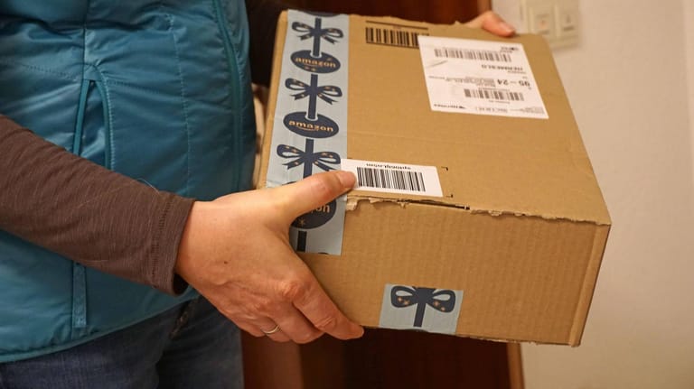29 11 2018 Ein Paket von Amazon mit Paketband in Weihnachtsoptik wird an der Haustüre angeliefert