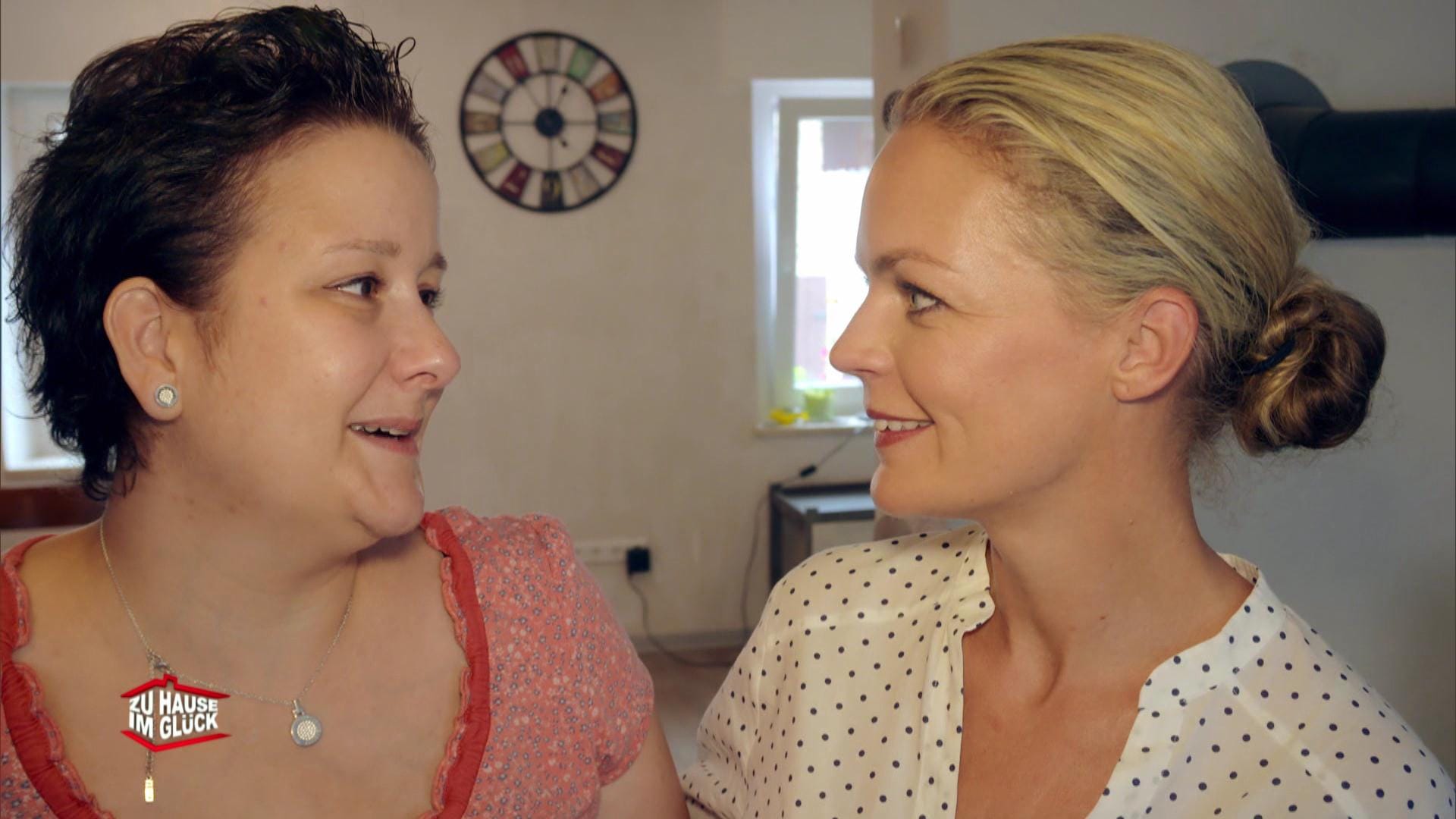 "Zuhause im Glück"– im Jahr 2017: Sabine Rogge beim Besuch der Moderatorin und Architektin Eva Brenner, die immer dienstags um 20:15 Uhr auf Sendung ist.