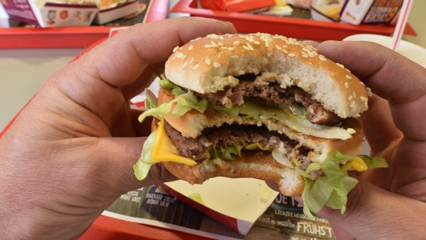 Ein Hamburger einer Fastfood-Kette.