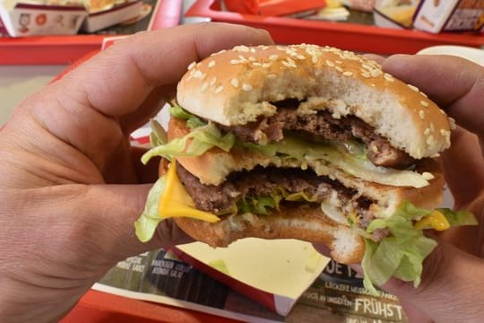 Ein Hamburger einer Fastfood-Kette.