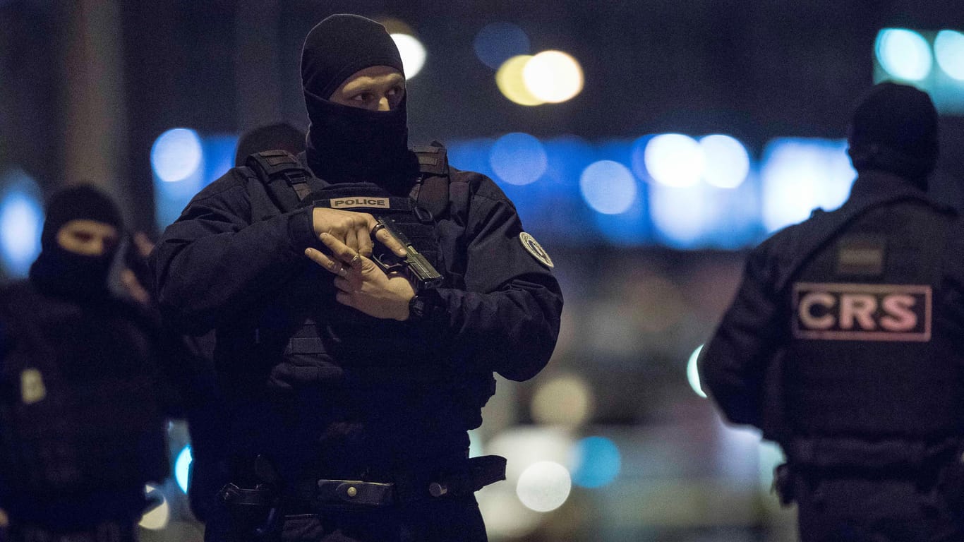 Ein vermummter Polizist in Straßburg: Die Festgenommen werden verdächtigt, dem Attentäter bei der Beschaffung der Waffen geholfen zu haben. (Archivbild)