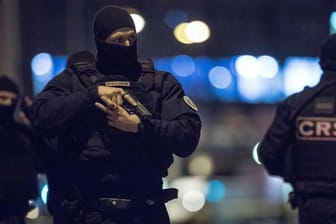 Ein vermummter Polizist in Straßburg: Die Festgenommen werden verdächtigt, dem Attentäter bei der Beschaffung der Waffen geholfen zu haben. (Archivbild)