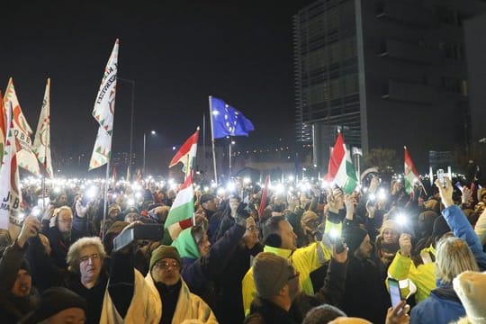Demonstranten vor dem Hauptsitz des öffentlich-rechtlichen ungarischen Rundfunks MTVA.