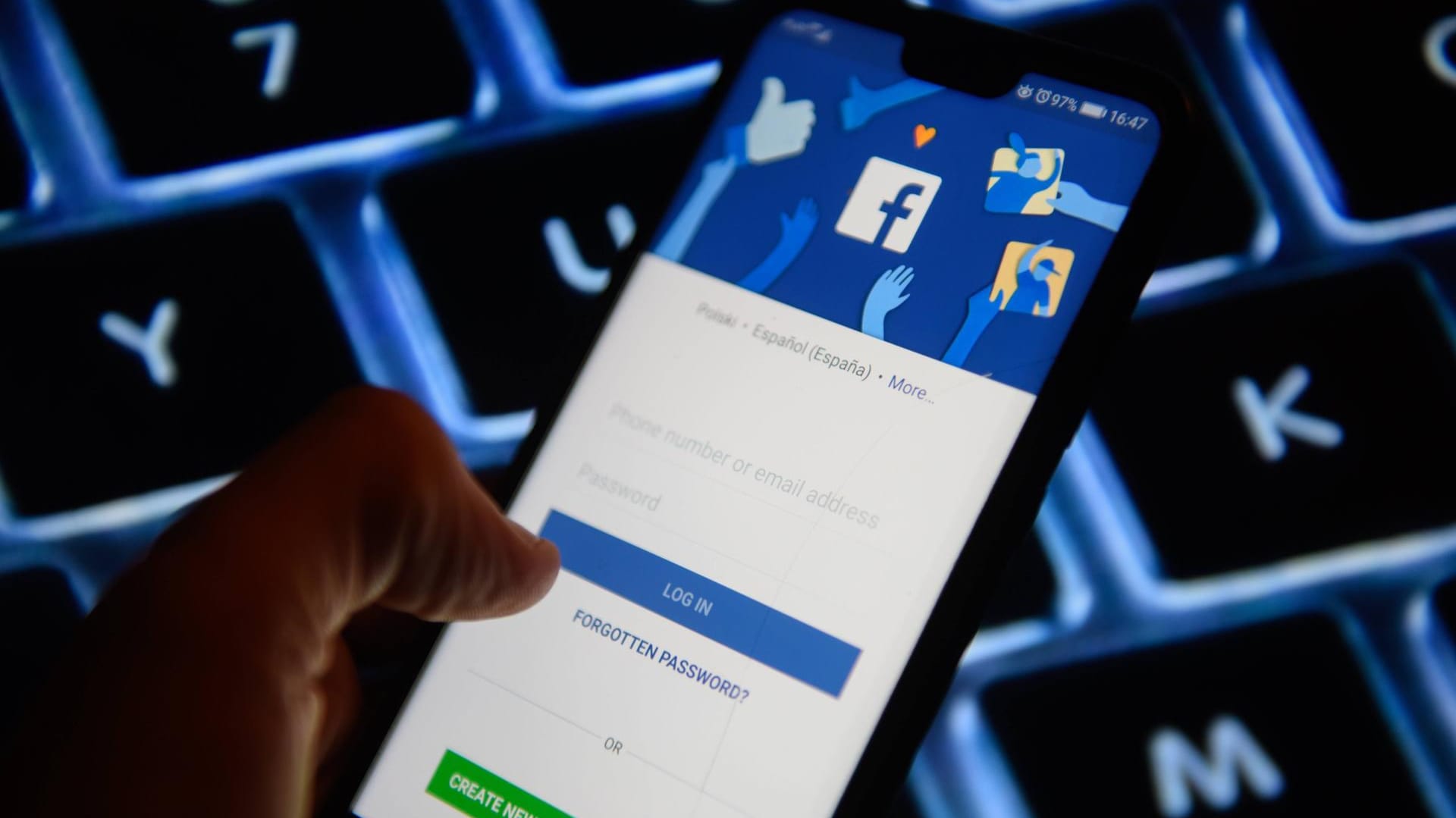 Das Anmeldefenster von Facebook auf einem Smartphone-Display: Die Propaganda-Experten nutzten sämtliche große Online-Plattformen. (Symbolbild)