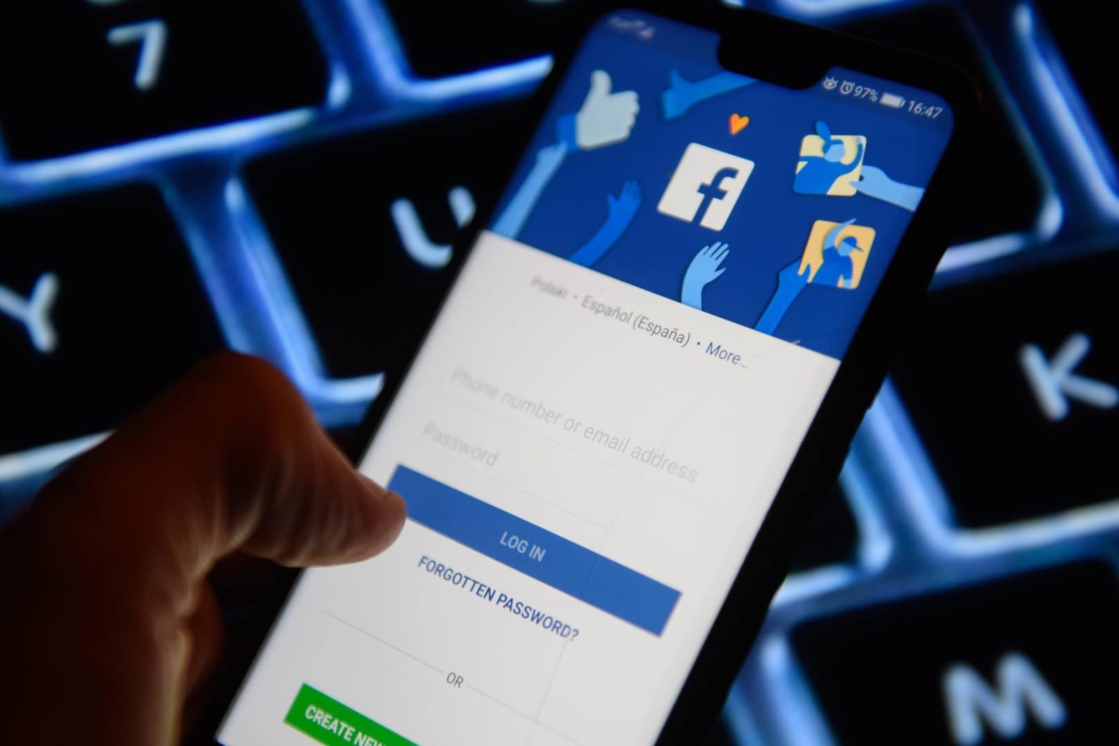 Das Anmeldefenster von Facebook auf einem Smartphone-Display: Die Propaganda-Experten nutzten sämtliche große Online-Plattformen. (Symbolbild)