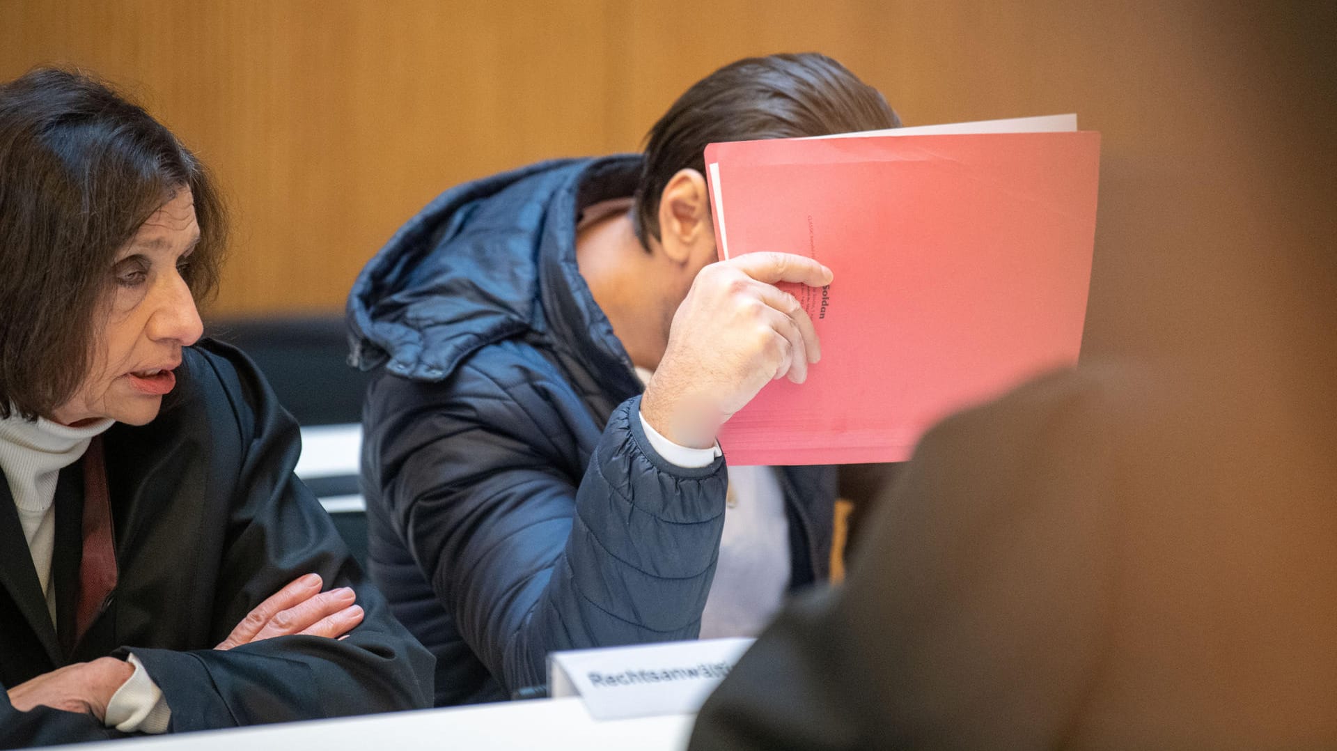 Einer der Angeklagten im Prozess neben seiner Anwältin im Gerichtssaal: Die Angeklagten mussten sich unter anderem wegen Mordes und schweren Raubes verantworten. Einer der Angeklagten im Prozess neben seiner Anwältin im Gerichtssaal: Die Angeklagten mussten sich unter anderem wegen Mordes und schweren Raubes verantworten.