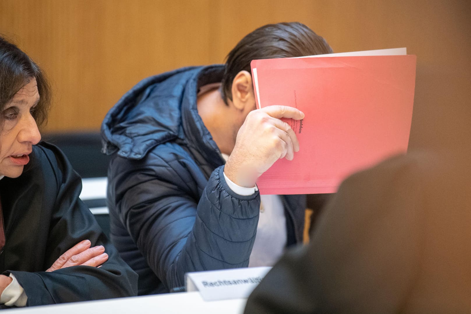 Einer der Angeklagten im Prozess neben seiner Anwältin im Gerichtssaal: Die Angeklagten mussten sich unter anderem wegen Mordes und schweren Raubes verantworten.