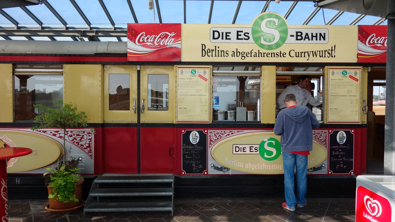 Ein Currywurststand in einer alten Berliner S-Bahn am Flughafen Tegel mit dem Slogan: Berlins "abgefahrenste" Currywurst. Auch ein beispiel für ein Absolutadjektiv, das eigentlich nicht steigerbar ist.