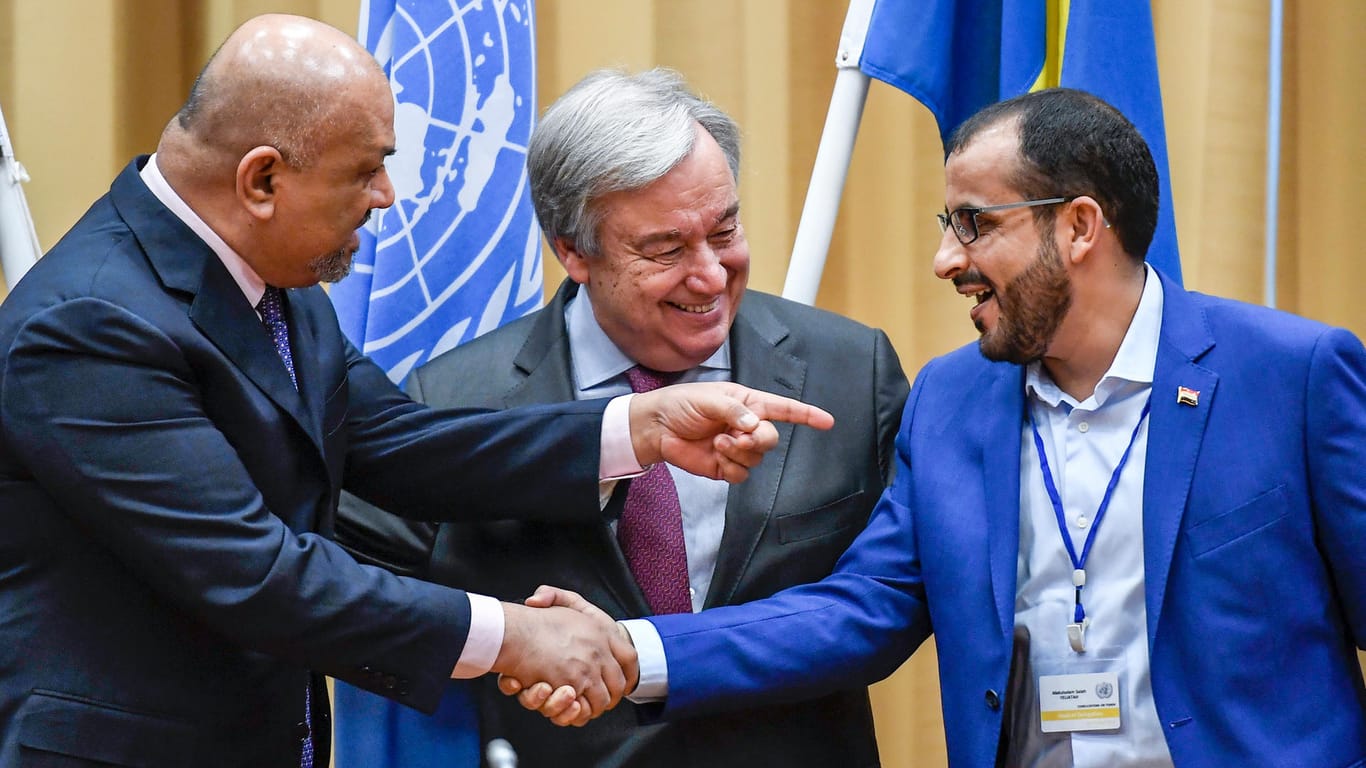 Der Außenminister des Jemen und der Anführer der Huthi-Rebellen im Jemen mit UN-Generalsekretär Guterres.