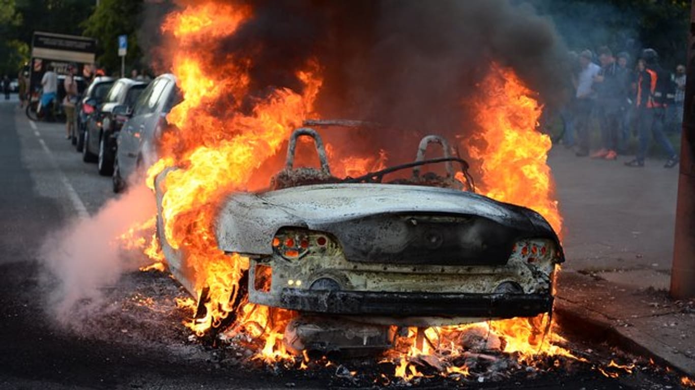Die militanten G20-Gegner hatten in ganz Hamburg Autos in Brand gesetzt.