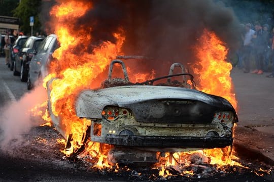 Die militanten G20-Gegner hatten in ganz Hamburg Autos in Brand gesetzt.
