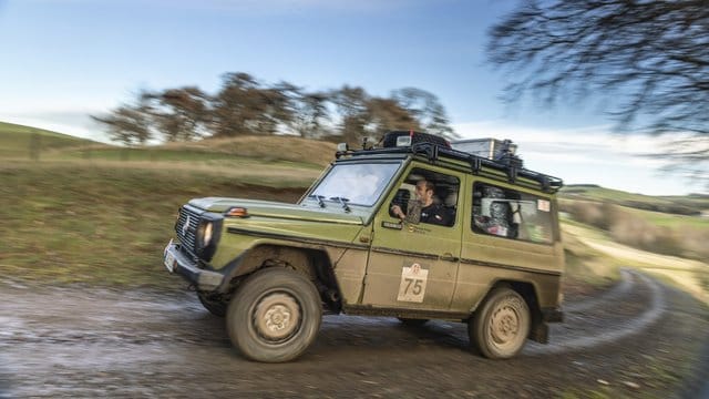 Unbeeindruckt von Umwegen: Die G-Klasse ist ein waschechter Geländewagen, etwas Matsch auf dem Weg nach oben stört da kaum.