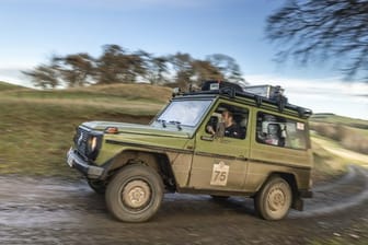 Unbeeindruckt von Umwegen: Die G-Klasse ist ein waschechter Geländewagen, etwas Matsch auf dem Weg nach oben stört da kaum.