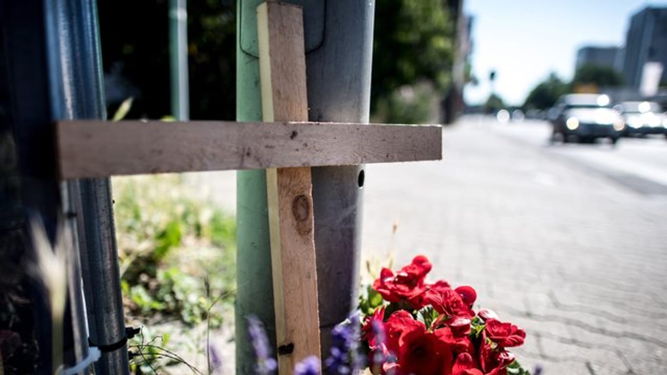 Ein Kreuz erinnert in Mönchengladbach nahe der Unfallstelle an das Todesopfer.