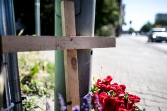 Ein Kreuz erinnert in Mönchengladbach nahe der Unfallstelle an das Todesopfer.