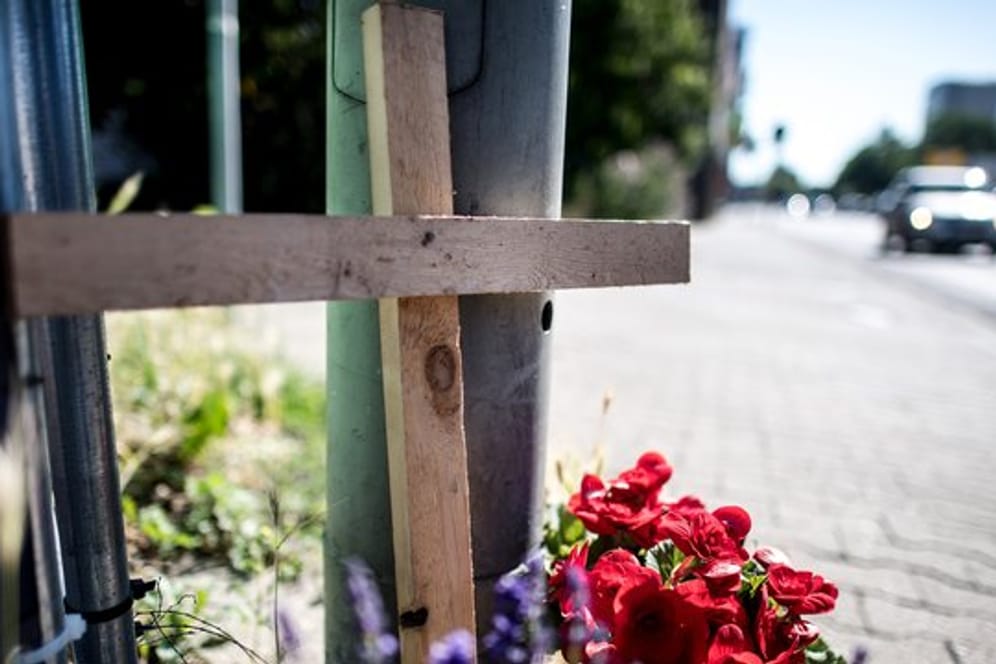 Ein Kreuz erinnert in Mönchengladbach nahe der Unfallstelle an das Todesopfer.