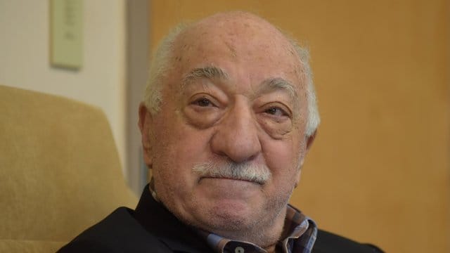 Die türkische Regierung macht Gülen - der im Exil in den USA lebt - für den Putschversuch vom Juli 2016 verantwortlich. Die türkische Regierung macht Gülen - der im Exil in den USA lebt - für den Putschversuch vom Juli 2016 verantwortlich.