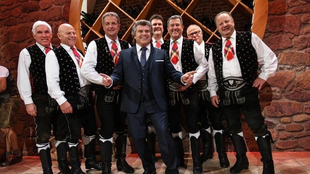 Andy Borg (M) begrüßt die Kastelruther Spatzen in seiner Schlager-Show.