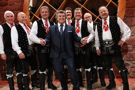 Andy Borg (M) begrüßt die Kastelruther Spatzen in seiner Schlager-Show.