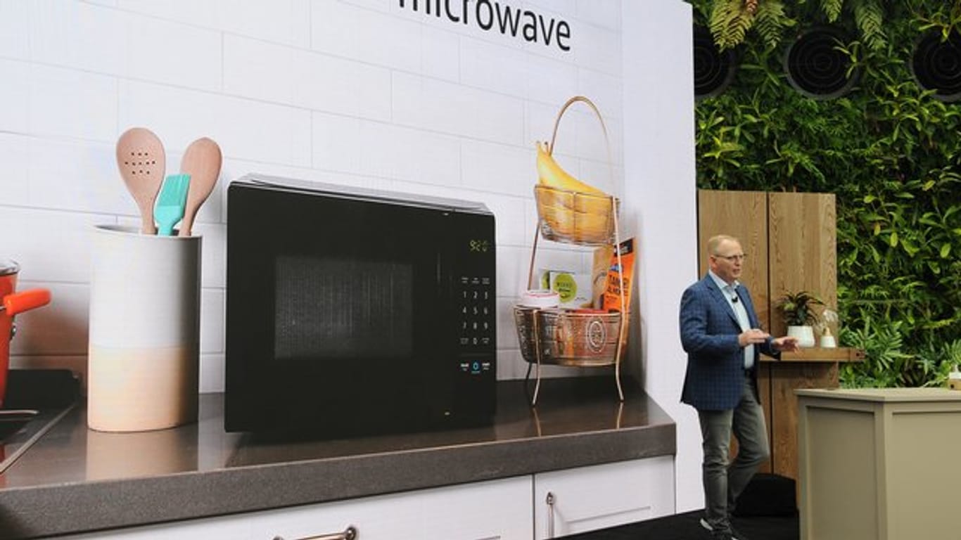 Amazon-Manager David Limp stellt eine vernetzte Mikrowelle mit der digitalen Assistentin Alexa vor.