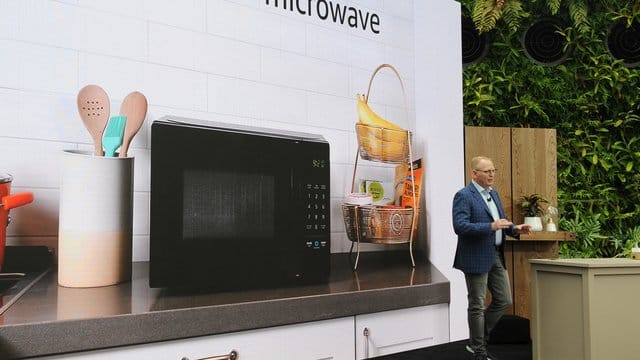 Amazon-Manager David Limp stellt eine vernetzte Mikrowelle mit der digitalen Assistentin Alexa vor. Amazon-Manager David Limp stellt eine vernetzte Mikrowelle mit der digitalen Assistentin Alexa vor.