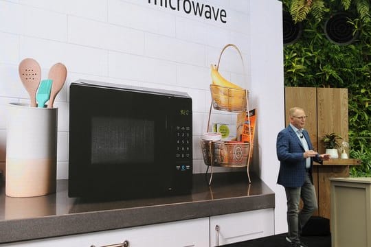 Amazon-Manager David Limp stellt eine vernetzte Mikrowelle mit der digitalen Assistentin Alexa vor.