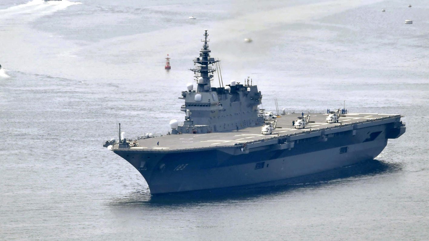 Japans Helikopterträger Izumo verlässt den Hafen. Japan will sich angesichts des militärischen Aufrüstens Chinas erstmals seit dem Ende des Zweiten Weltkrieges einen eigenen Flugzeugträger zulegen.