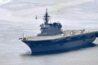 Japans Helikopterträger Izumo verlässt den Hafen. Japan will sich angesichts des militärischen Aufrüstens Chinas erstmals seit dem Ende des Zweiten Weltkrieges einen eigenen Flugzeugträger zulegen.