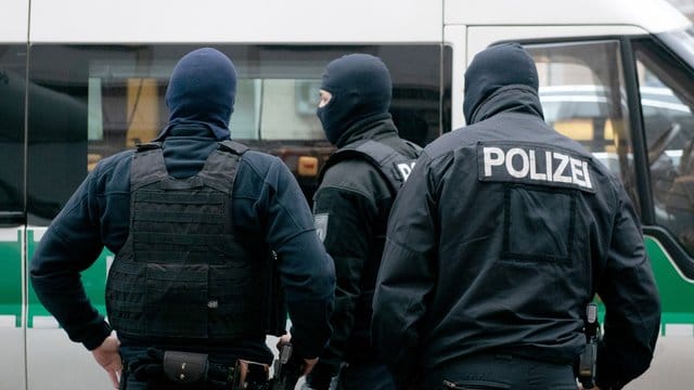 Ermittler durchsuchen im Berliner Stadtteil Wedding Räume einer Moschee.