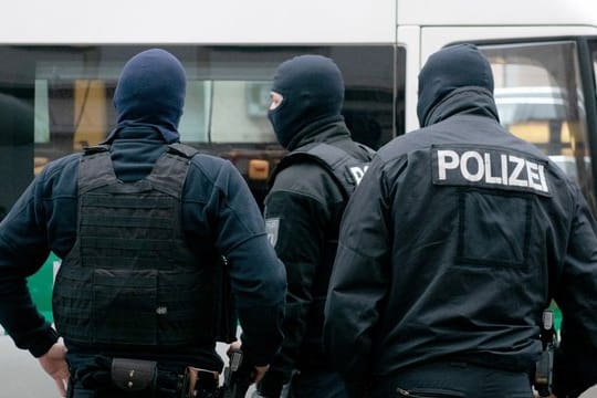 Ermittler durchsuchen im Berliner Stadtteil Wedding Räume einer Moschee.