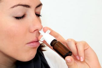 Erkältete Frau: Bei rezeptfreien Erkältungsmitteln wie Nasensprays sind die Preisunterschiede zum Teil erheblich.