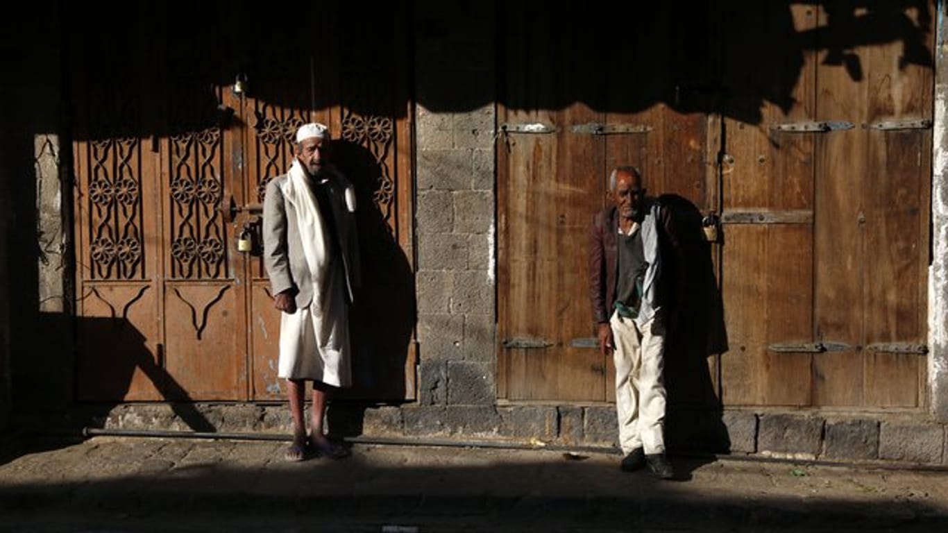 Mit der Waffenruhe ist die Hoffnung auf eine Entspannung der dramatischen humanitären Lage in dem bitterarmen Land auf der Arabischen Halbinsel verbunden.