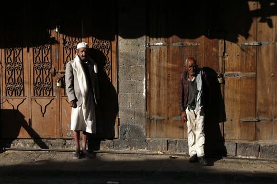 Mit der Waffenruhe ist die Hoffnung auf eine Entspannung der dramatischen humanitären Lage in dem bitterarmen Land auf der Arabischen Halbinsel verbunden.