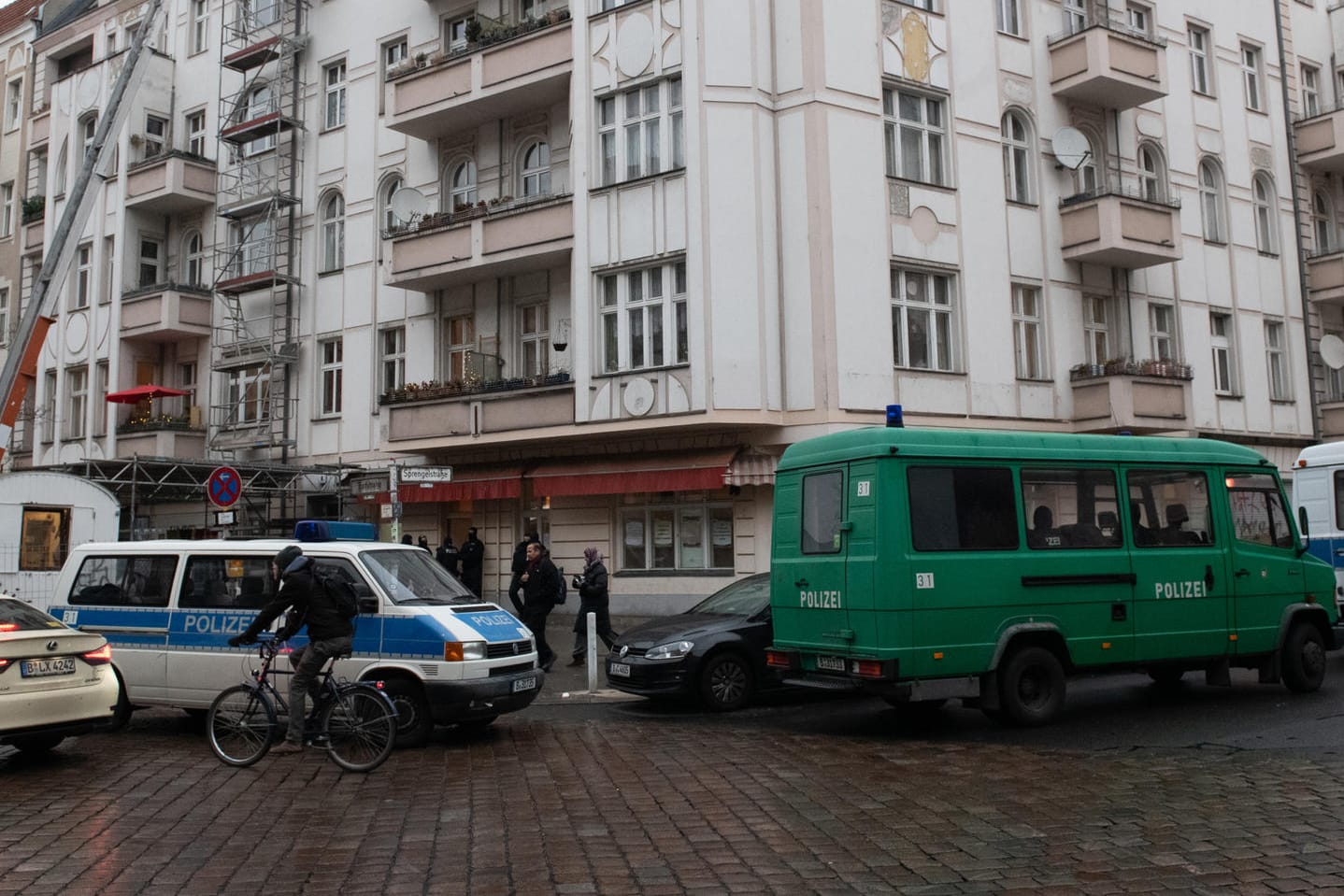 Einsatzfahrzeuge der Polizei stehen vor einer Moschee. In Berlin durchsuchen Ermittler Räume einer Moschee und andere Objekte. Dabei gehe es um den Verdacht der Terrorismusfinanzierung.