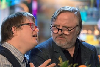 Neulehrer Ralph Friesner (Axel Prahl) mit seinem Schüler Norbert (Nico Randel).