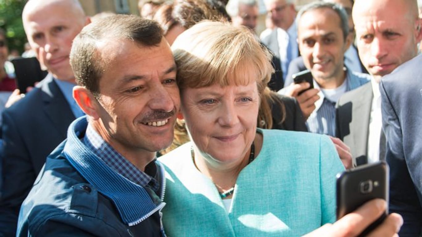 Selfie mit Flüchtling: Dieses Foto von Bundeskanzlerin Merkel ging um die Welt.