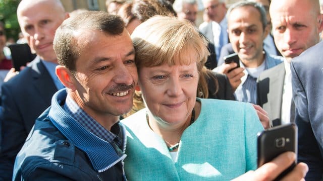 Selfie mit Flüchtling: Dieses Foto von Bundeskanzlerin Merkel ging um die Welt. Selfie mit Flüchtling: Dieses Foto von Bundeskanzlerin Merkel ging um die Welt.