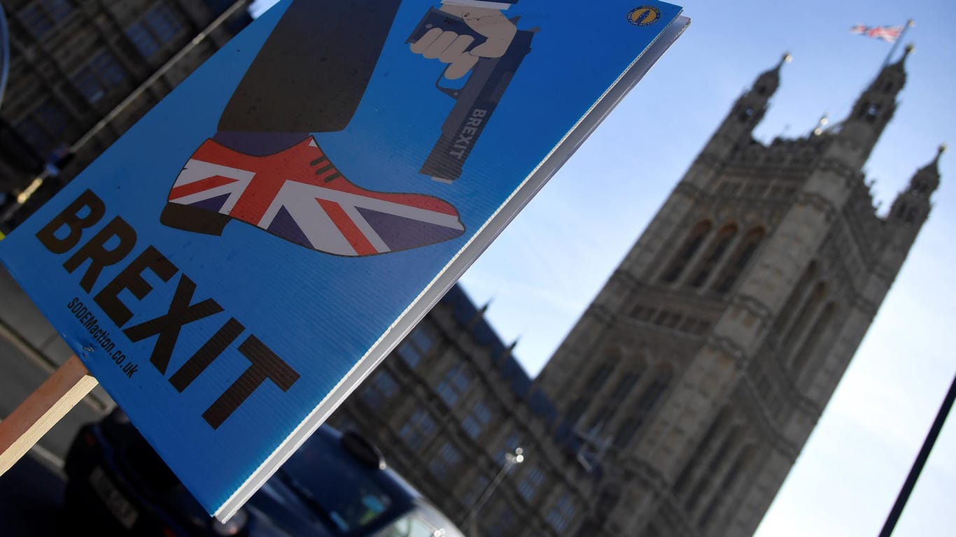 Anti-Brexit-Plakat vor dem britischen Parlament: Viele Briten sind der Meinung, ihr Land habe sich mit dem Brexit-Votum ins eigene Knie geschossen.