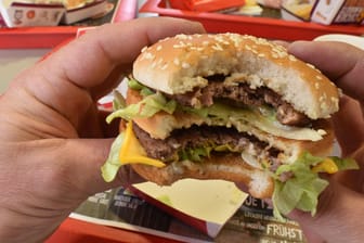 Hamburger einer Fastfood-Kette: Forscher sind der Frage nachgegangen, wie der "Müdigkeitsappetit" entsteht.